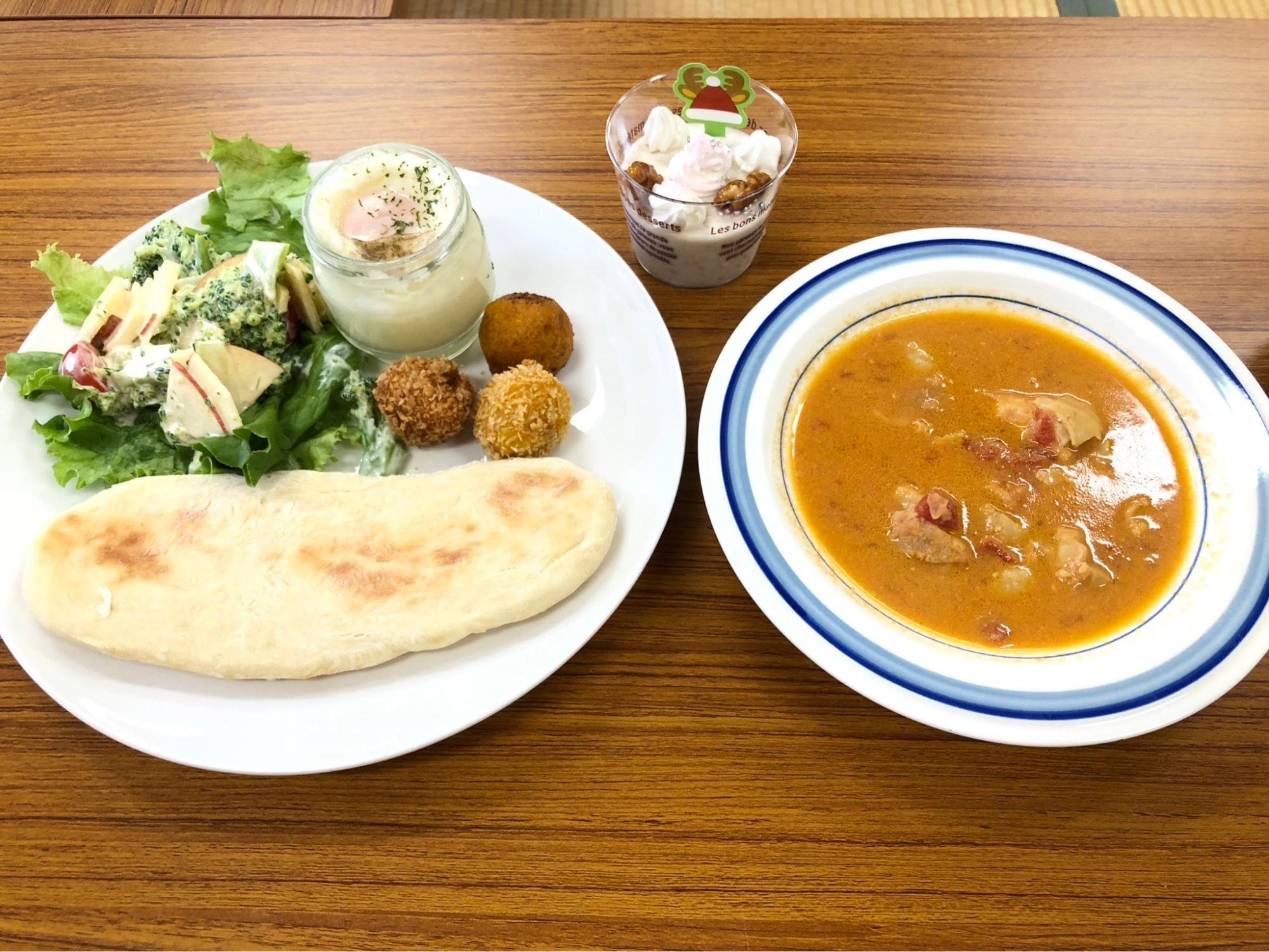 バターチキンカレー、ころころかぼちゃコロッケ、フライパンで焼く手作りナン、ブロッコリーとりんごのサラダ、エッグスラット、クルミとマスカルポーネのムース(クルミの塩キャラメルを添えて)