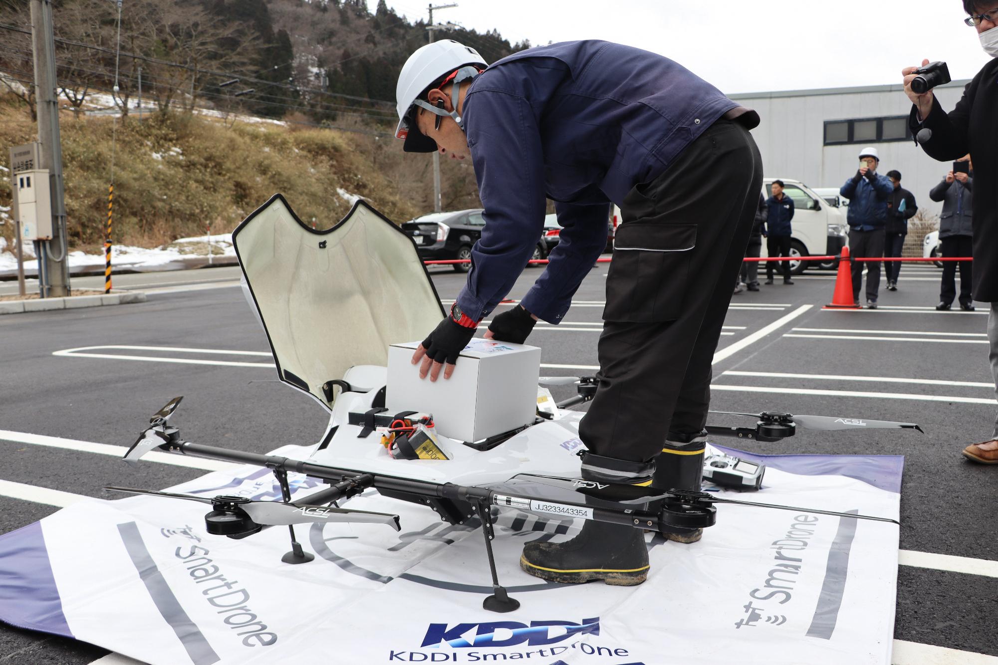 医薬品を積み込むドローン操縦士