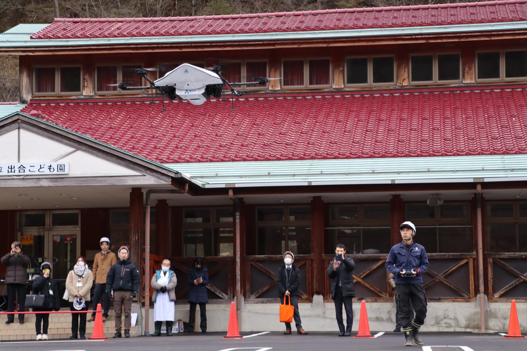 飛行するドローン