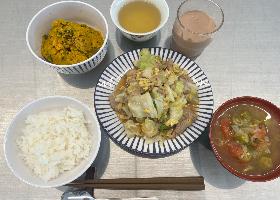 白ごはん・豚玉キャベツの旨だれ炒め・かぼちゃと豆のデリ風サラダ・トマトとオクラのスープ・簡単チョコムース