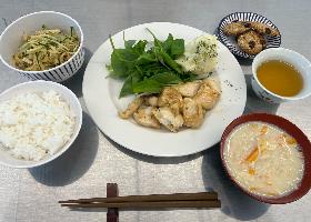 白ごはん・鶏むね肉のマスタードチキン・切り干し大根のピリ辛ナムル・豆乳みそ汁・オートミールクッキー
