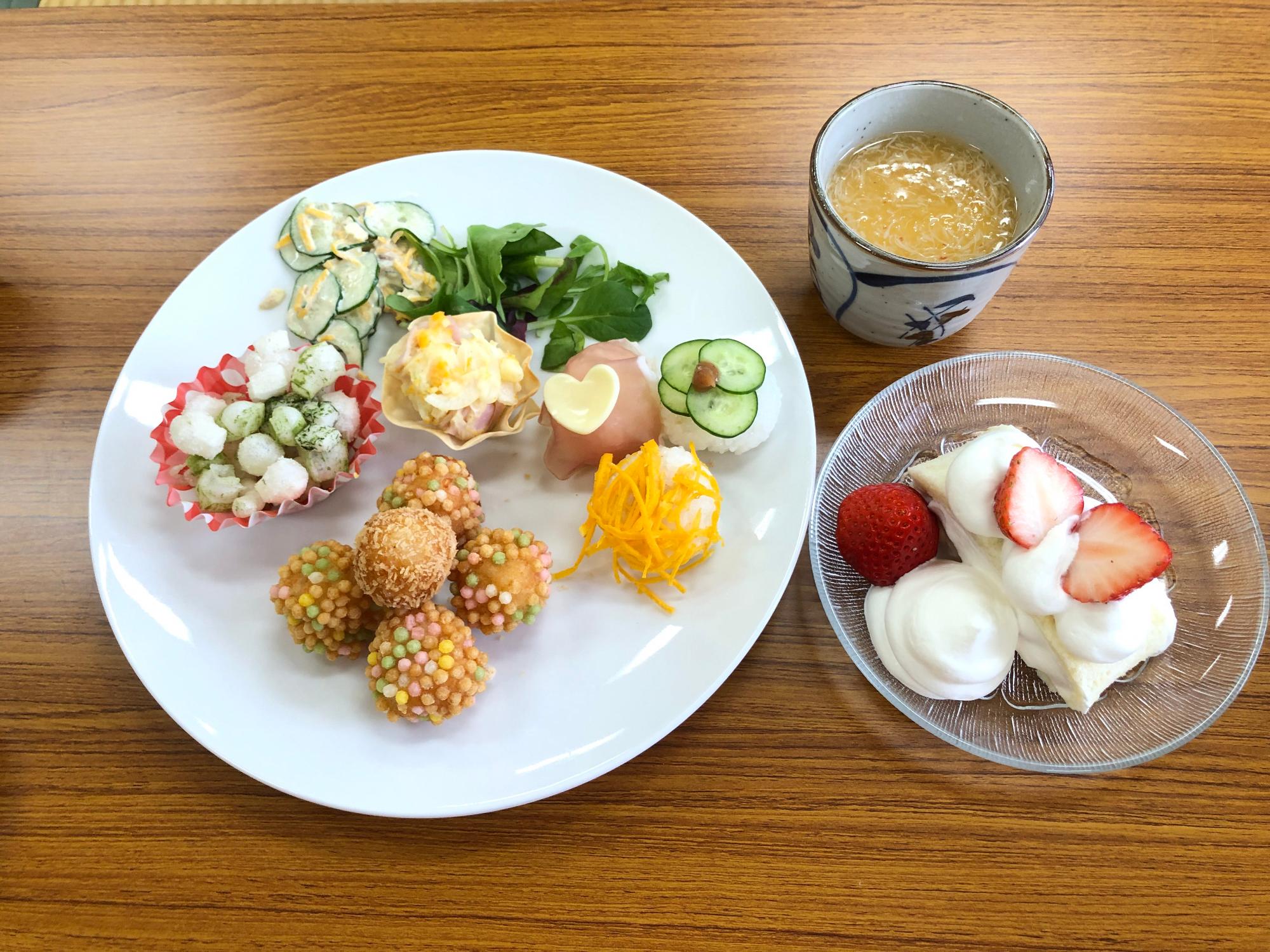 手毬寿司、海老だんごのあられ揚げ、カップインポテトサラダ、豆乳茶碗蒸し(カニあんかけ)、ひなあられ、ひなまつりロールケーキ