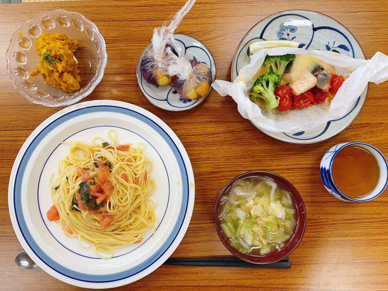トマトの冷製パスタ、魚の洋風チーズ蒸し、デリ風かぼちゃサラダ、レタスとベーコンのスープ、フルーツボンボン