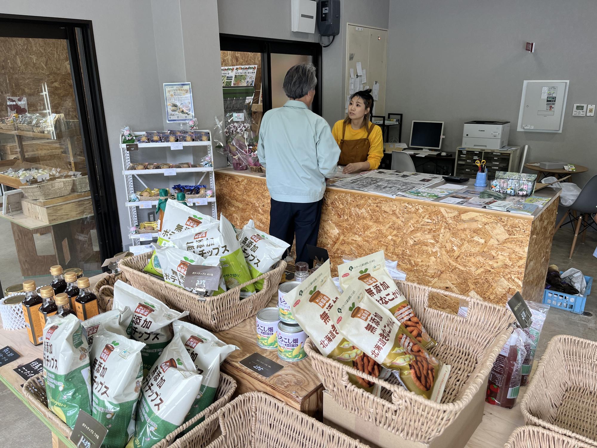 808soil店内接客中の様子