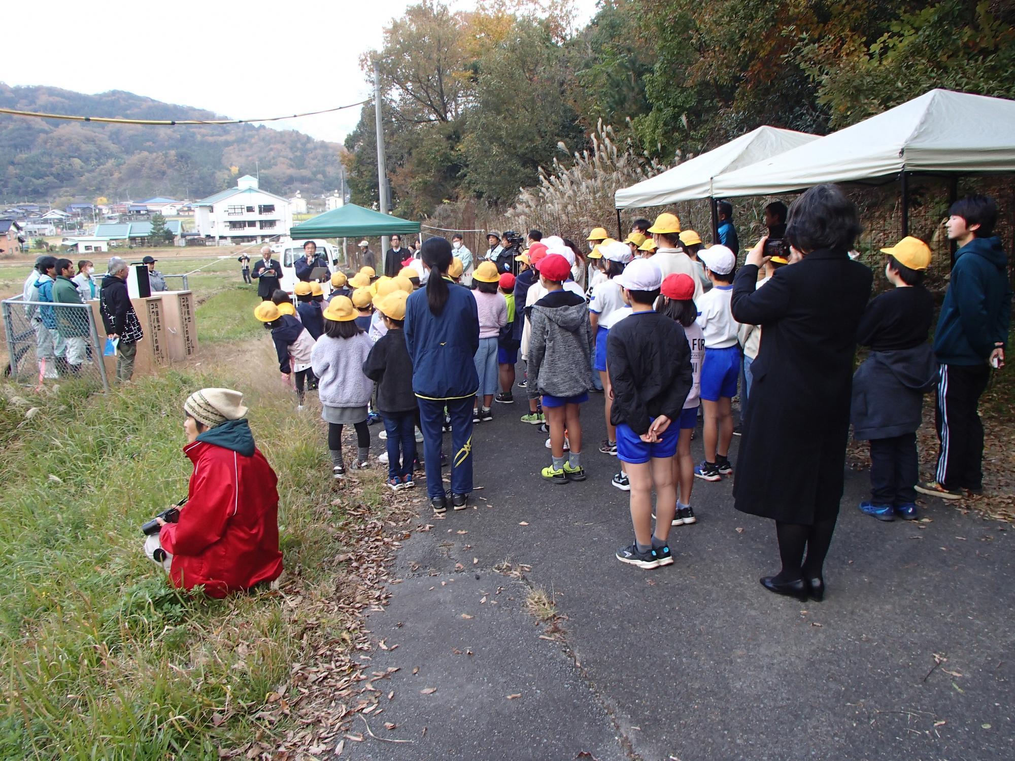 伊佐小学校児童等によるAZペアとのお別れ見学会