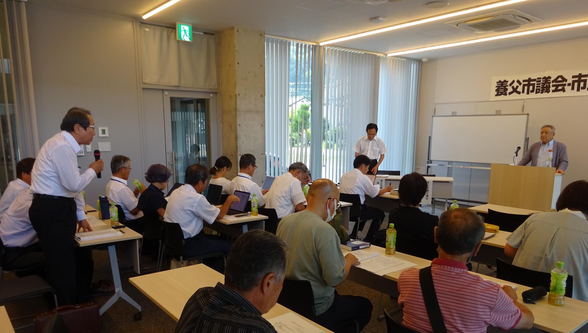 令和7年度 養父市議会・市民合同研修会の様子2