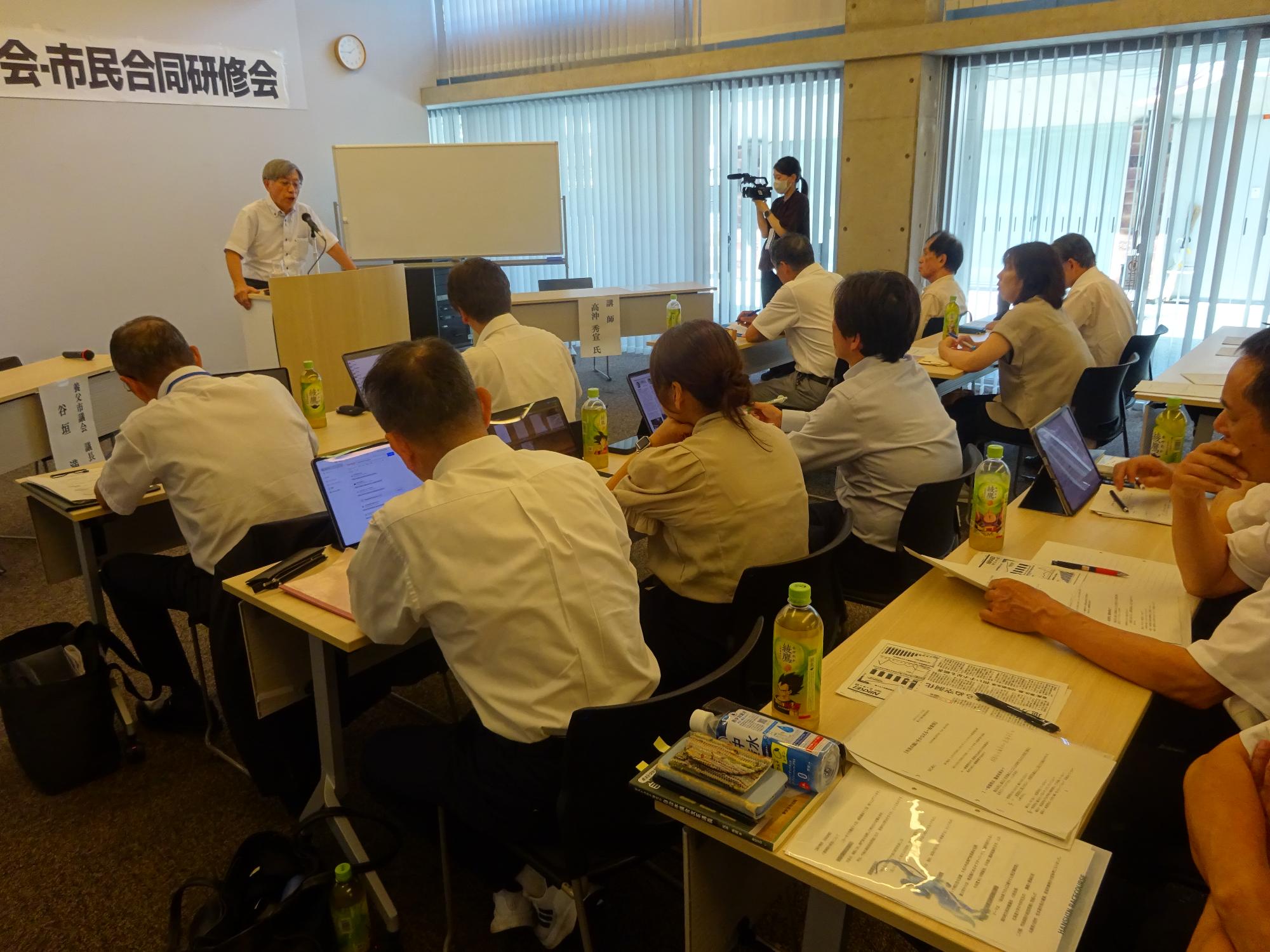 令和8年度 養父市議会・市民合同研修会の様子1