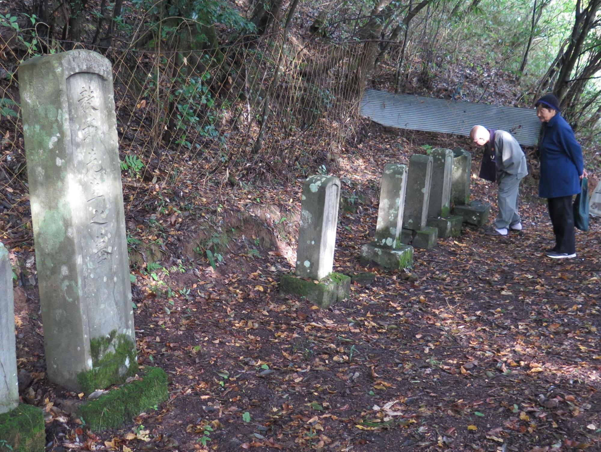 長島的庵の一族の墓所