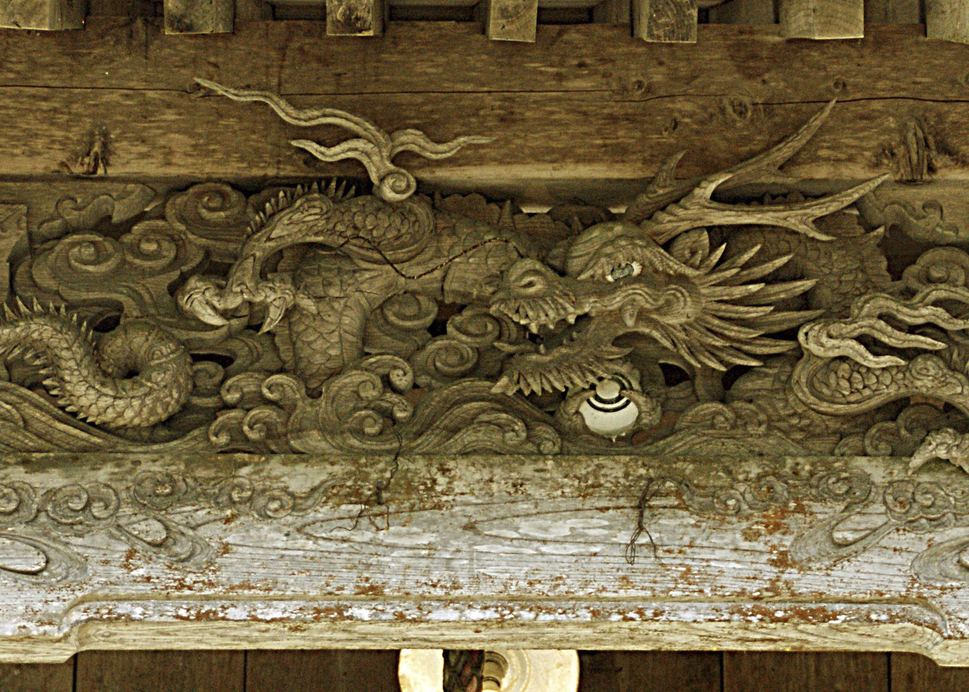 拝殿にある龍の彫刻