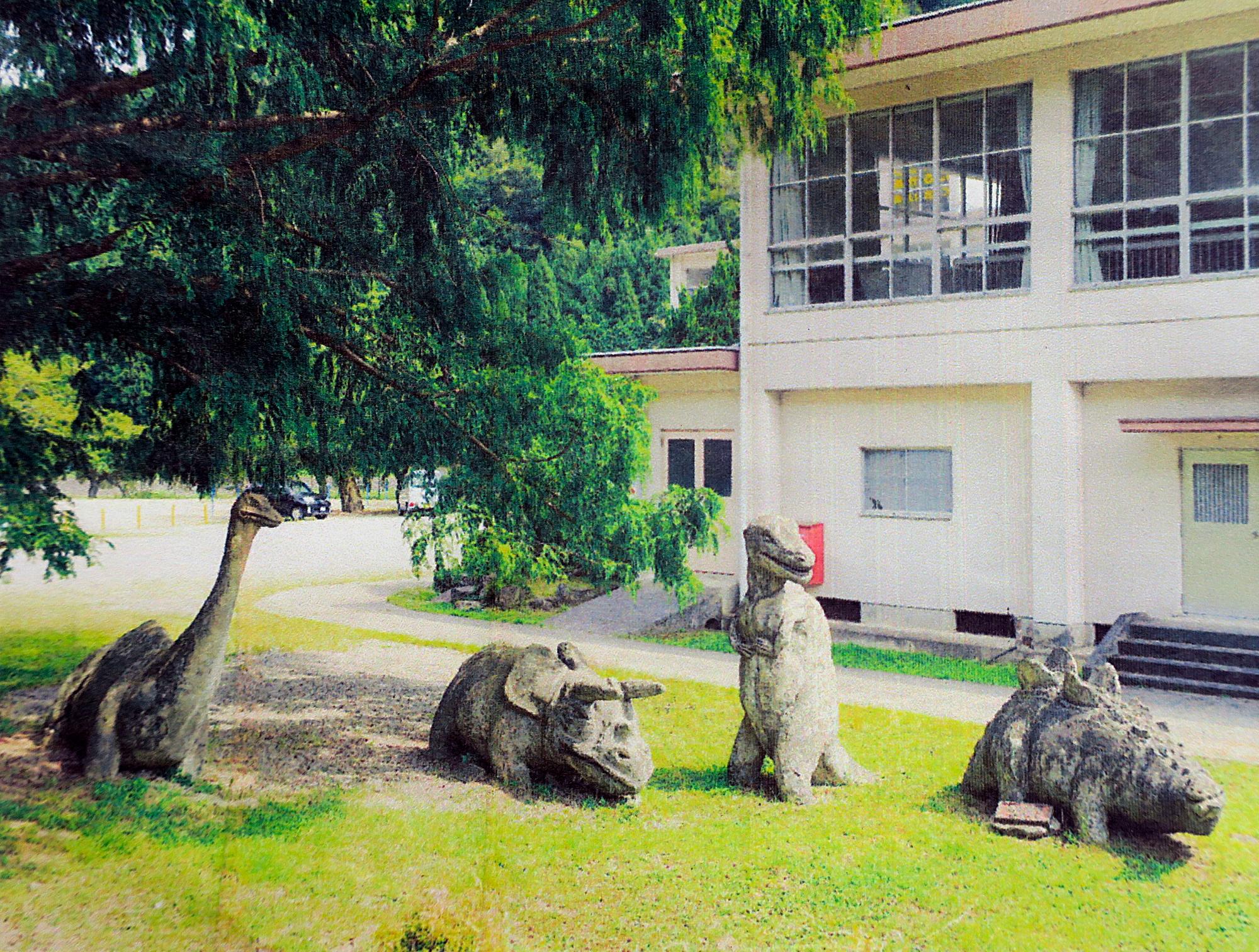卒業記念の恐竜の像
