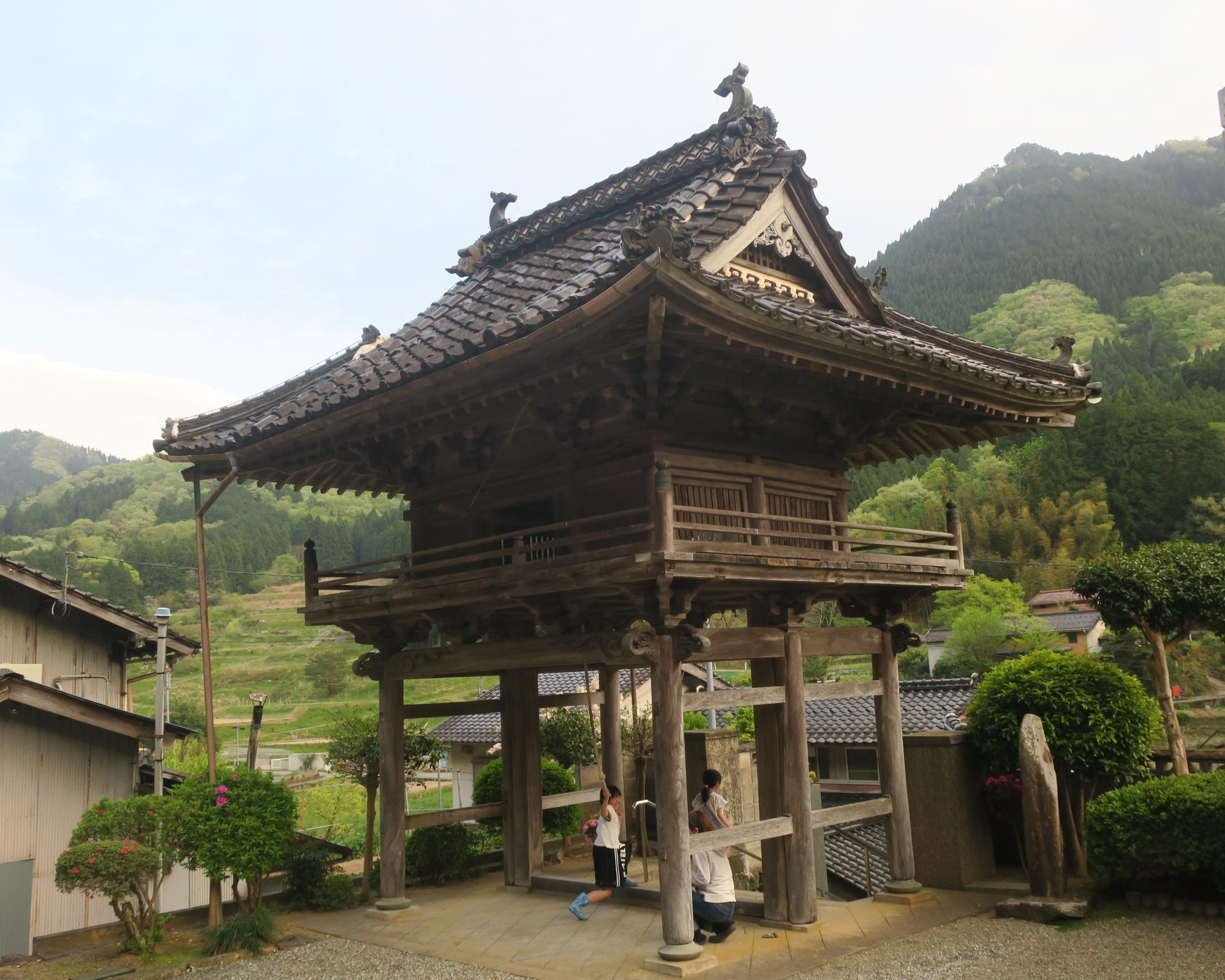 高台にたつ鐘楼門