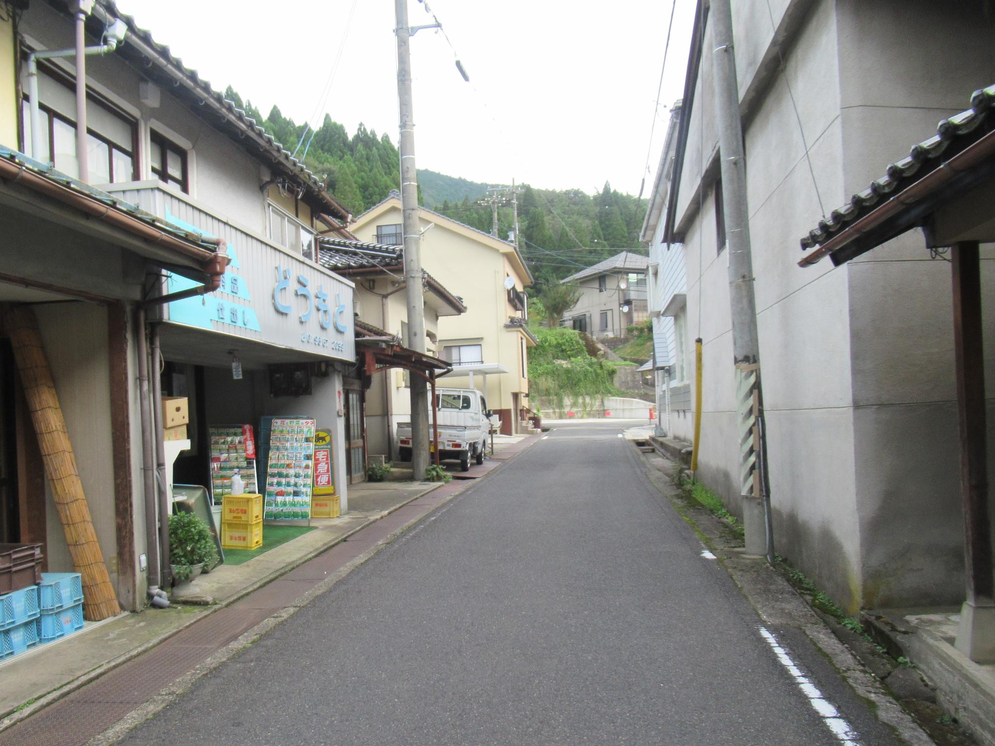正面付近が当初の道路元標の位置