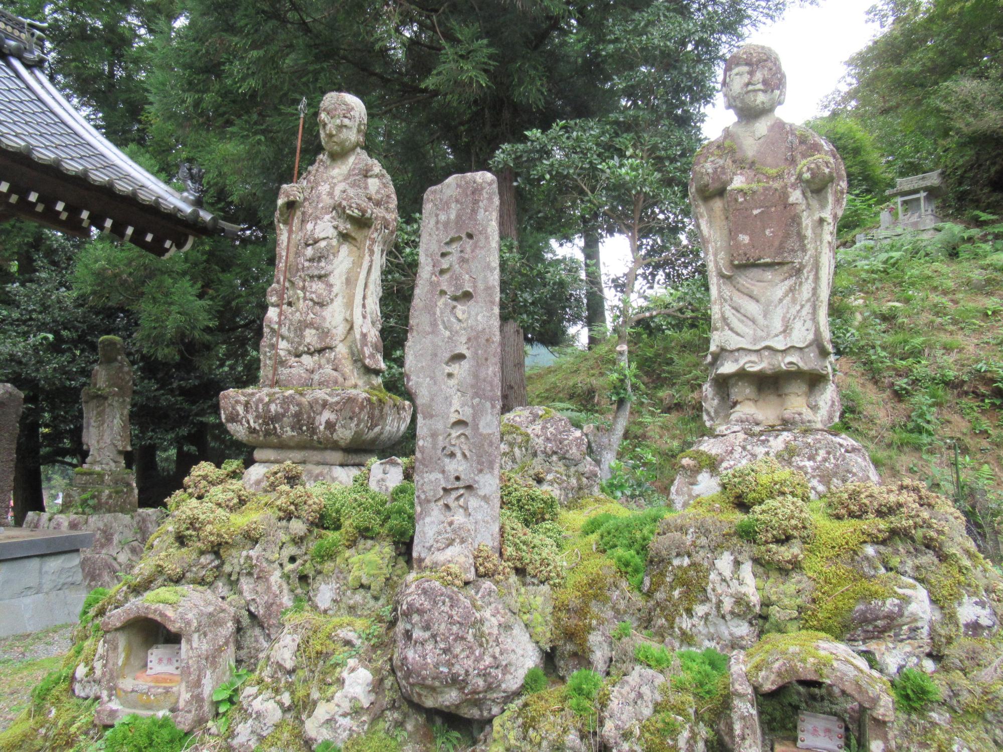 弘法大師と地蔵菩薩の石像