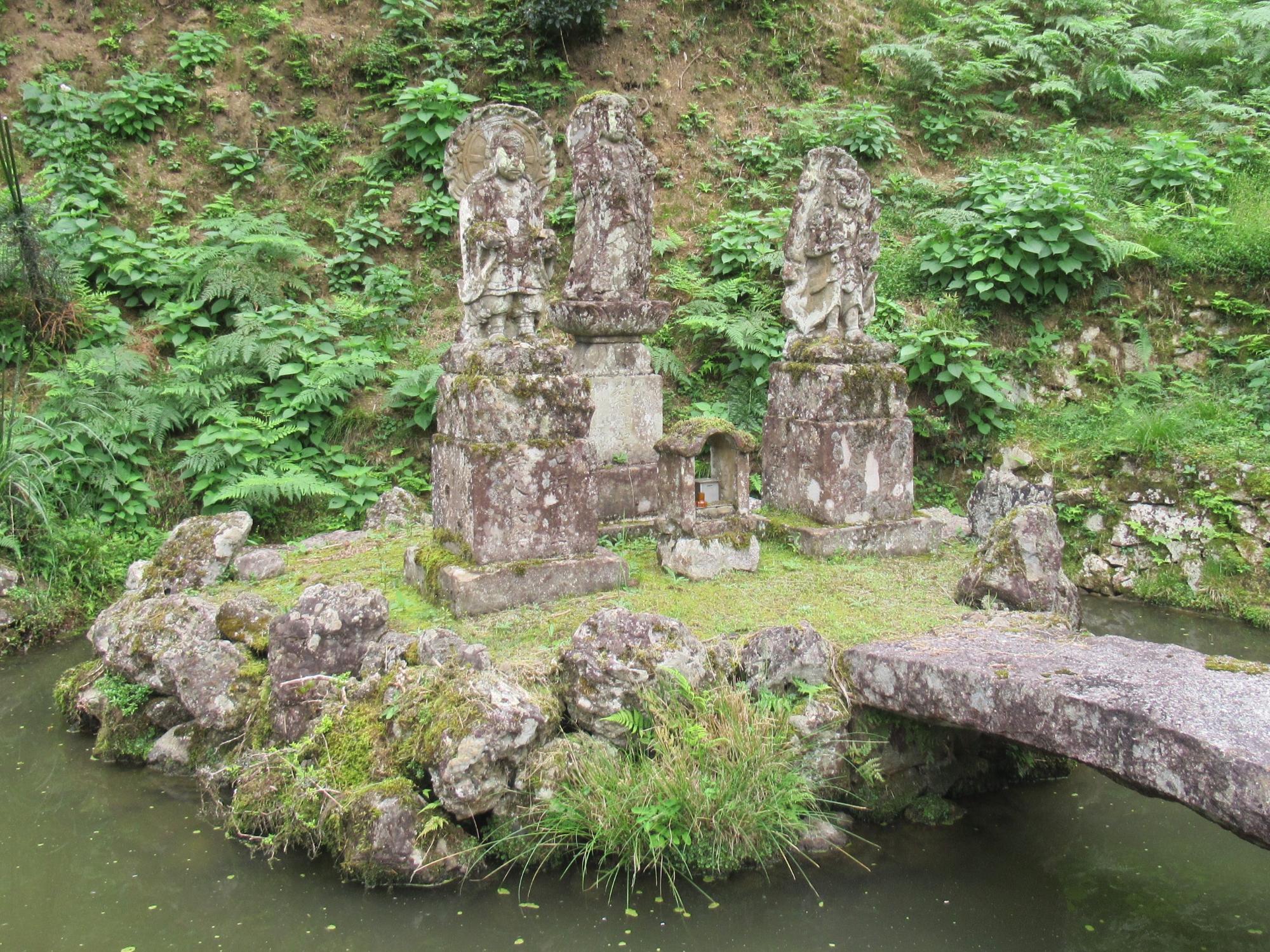 池の中島にある石像