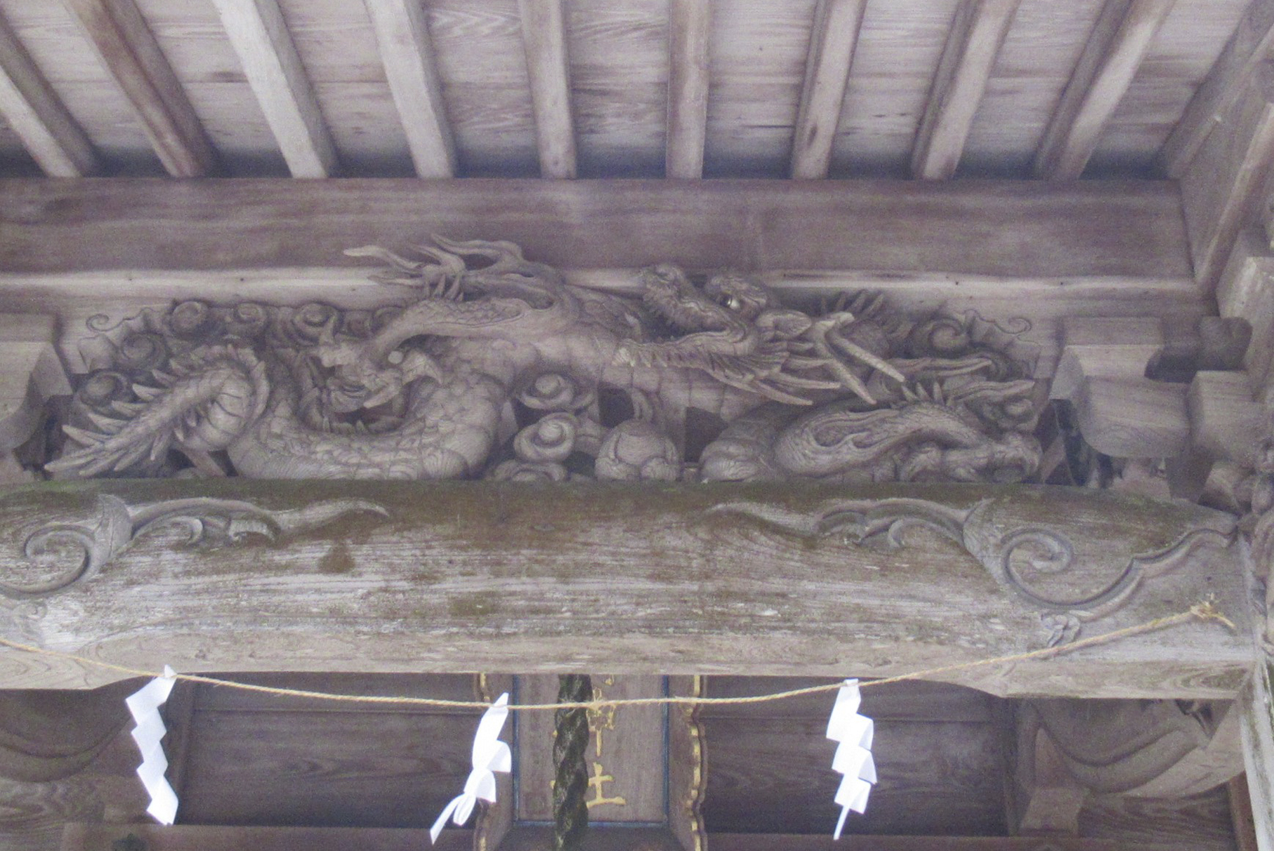 拝殿にある中井正胤の彫刻