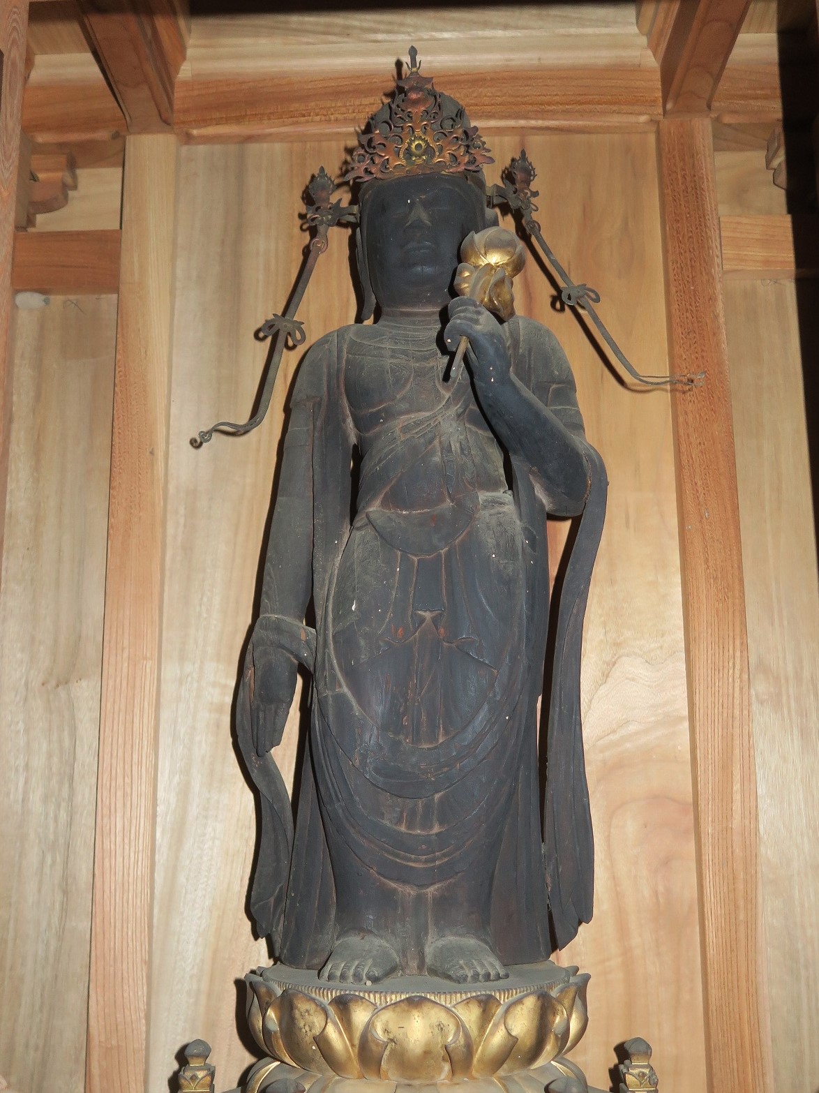 本堂に安置される聖観音菩薩立像