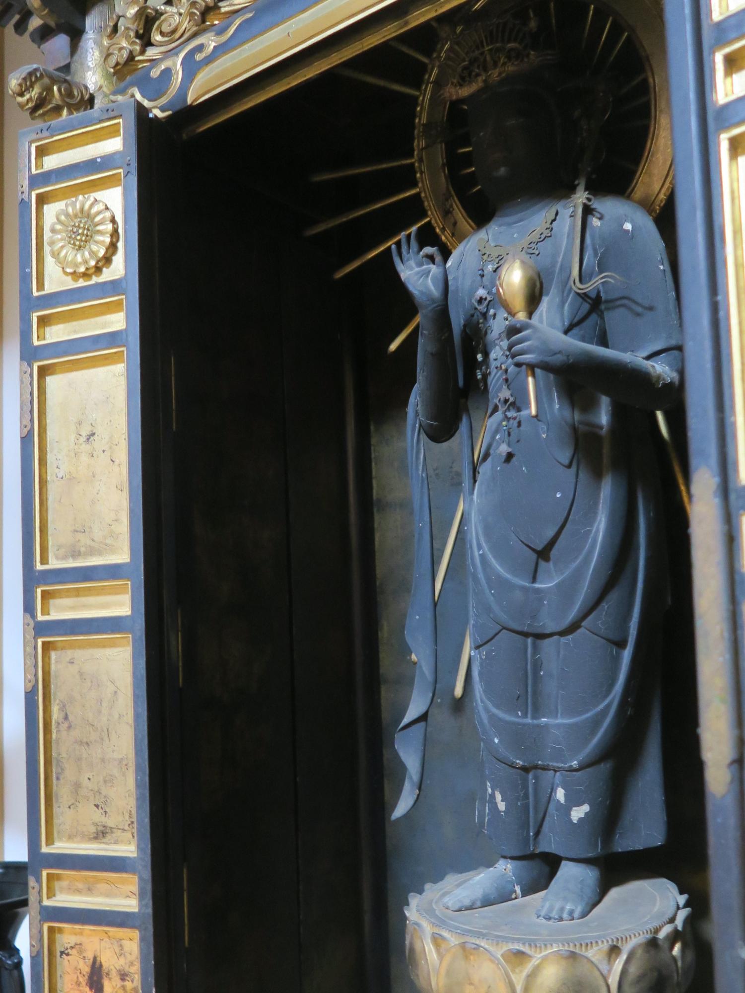 観音堂の厨子に納められた聖観音菩薩立像