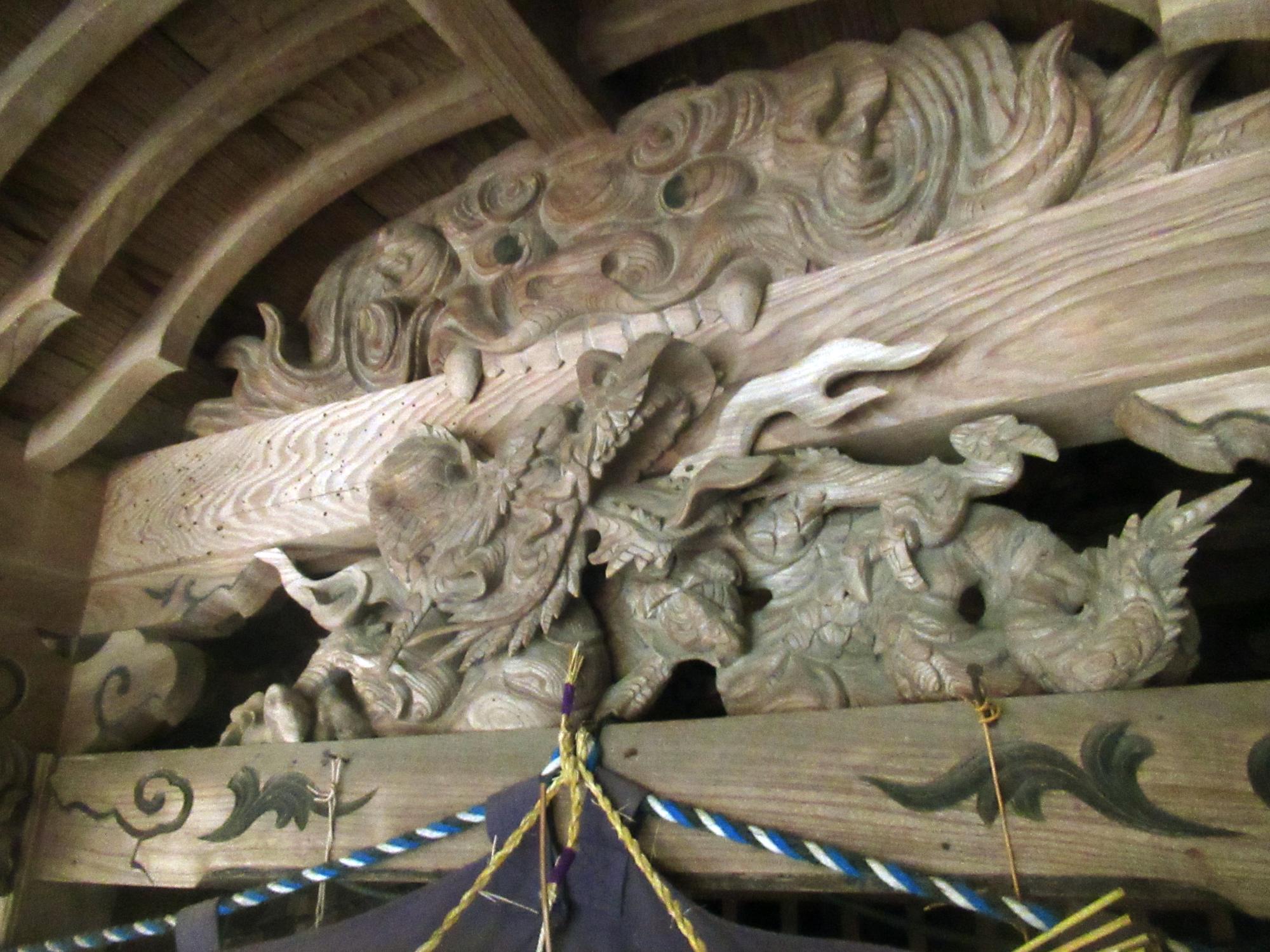 向拝にある龍と獅子噛の彫刻