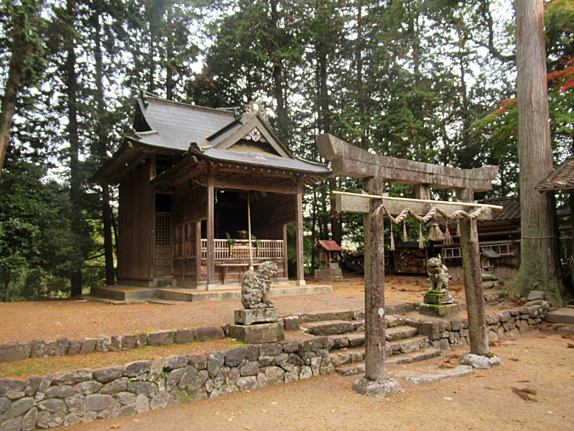 鳥居と本殿を保護する覆い屋