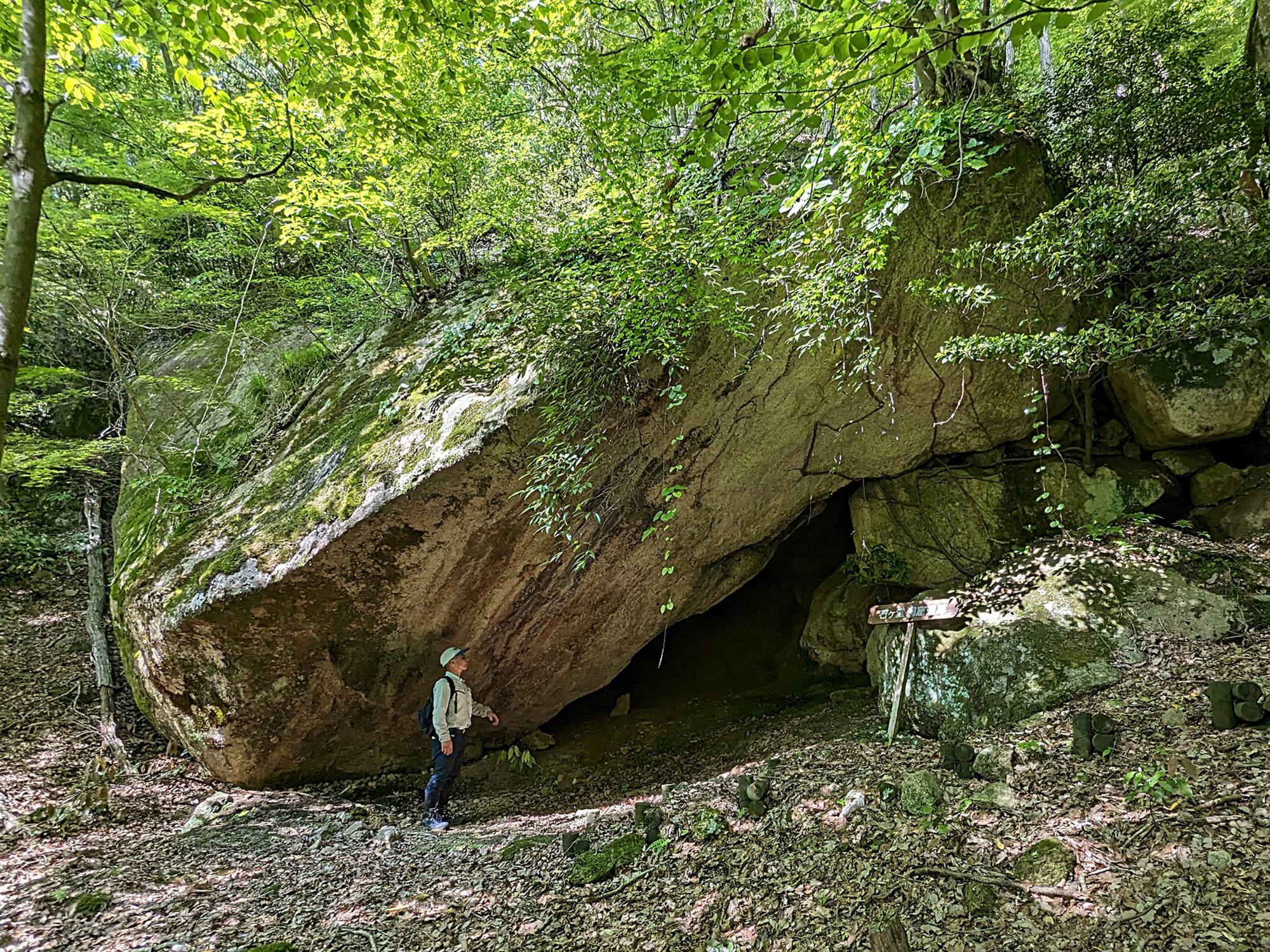 大きな岩に穴があく石ヶ堂洞窟