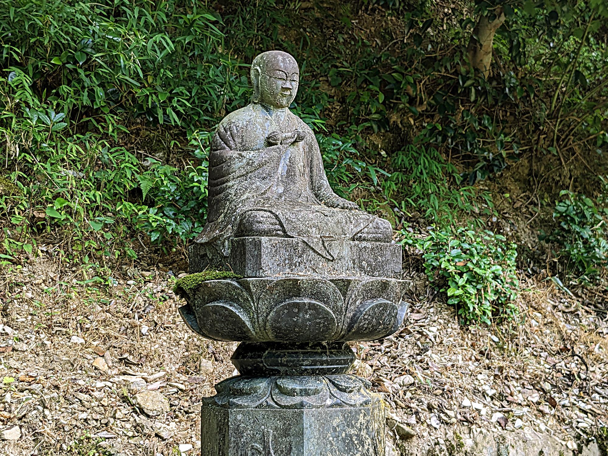 須西の弘法大師坐像の近景