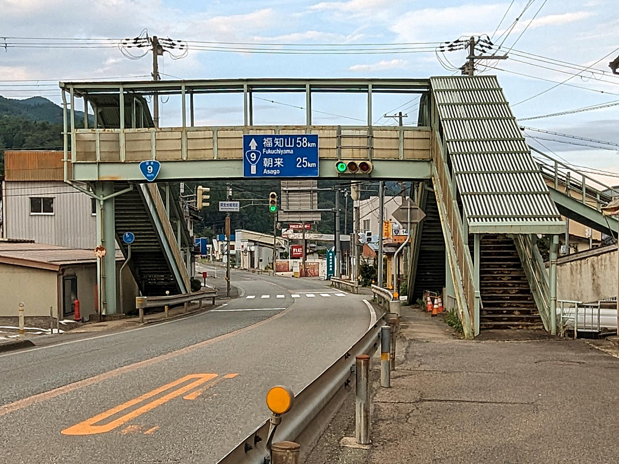 西側の鳥取県方向からみた歩道橋