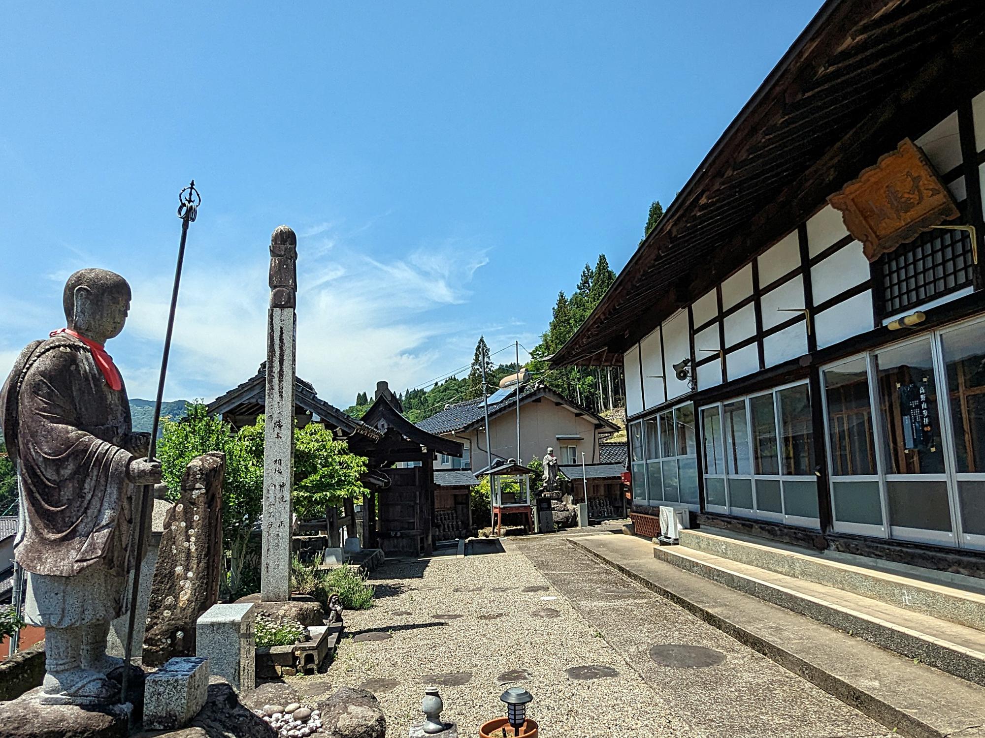 再建された多聞寺の本堂