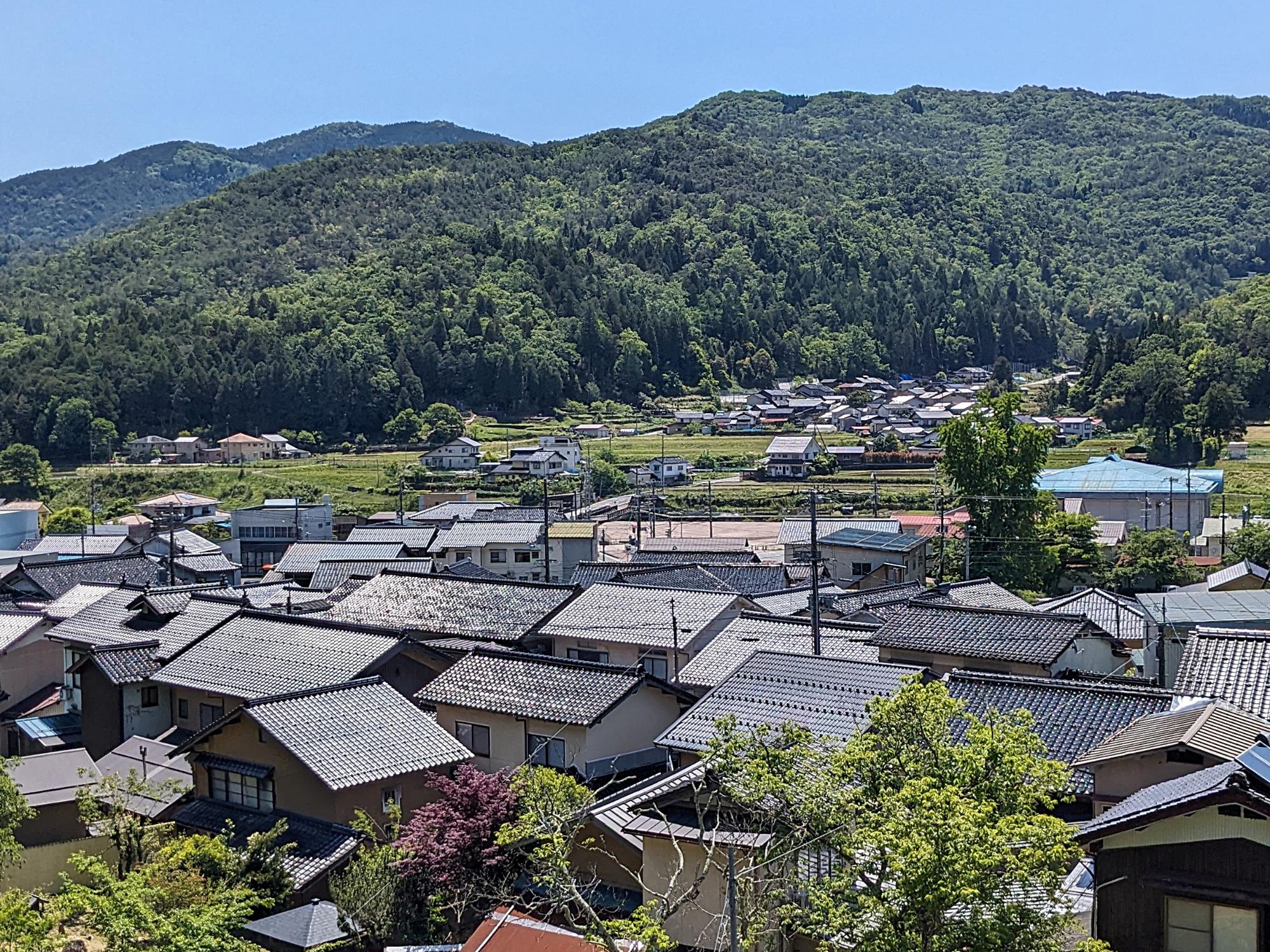 多聞寺からみた関宮の町並み