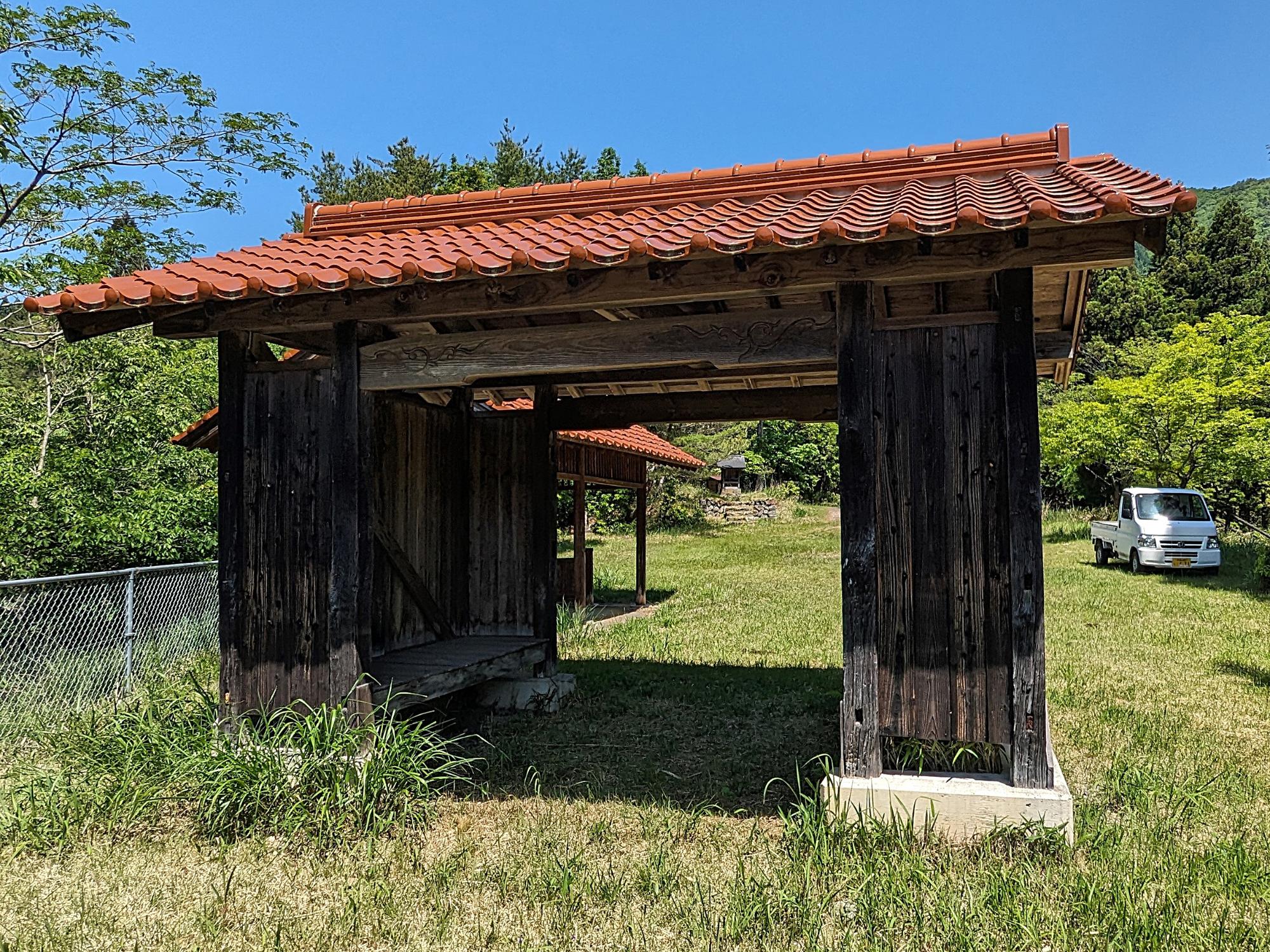 愛宕山にある秋葉社の山門