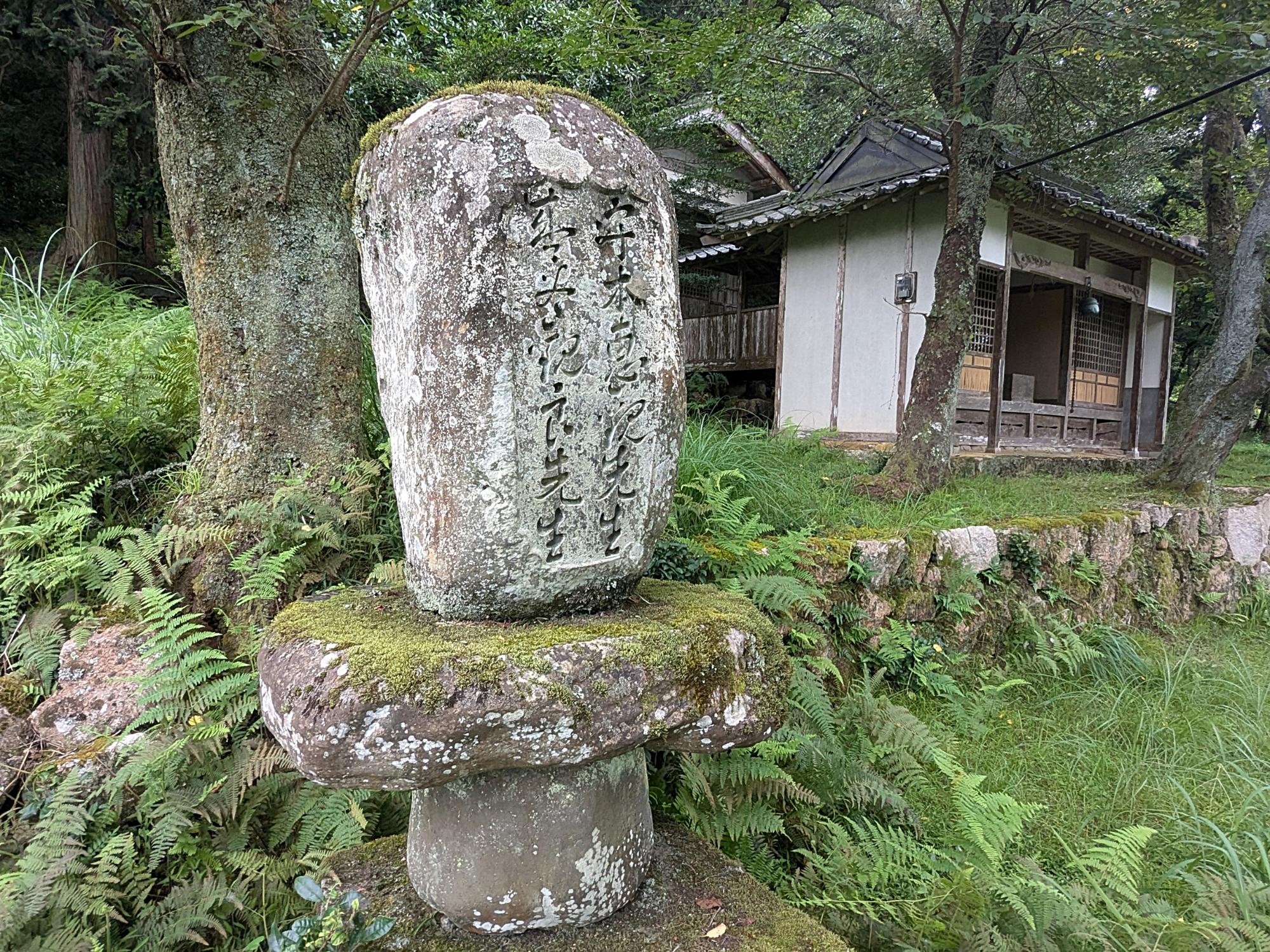 厳島神社境内にたつ顕彰碑