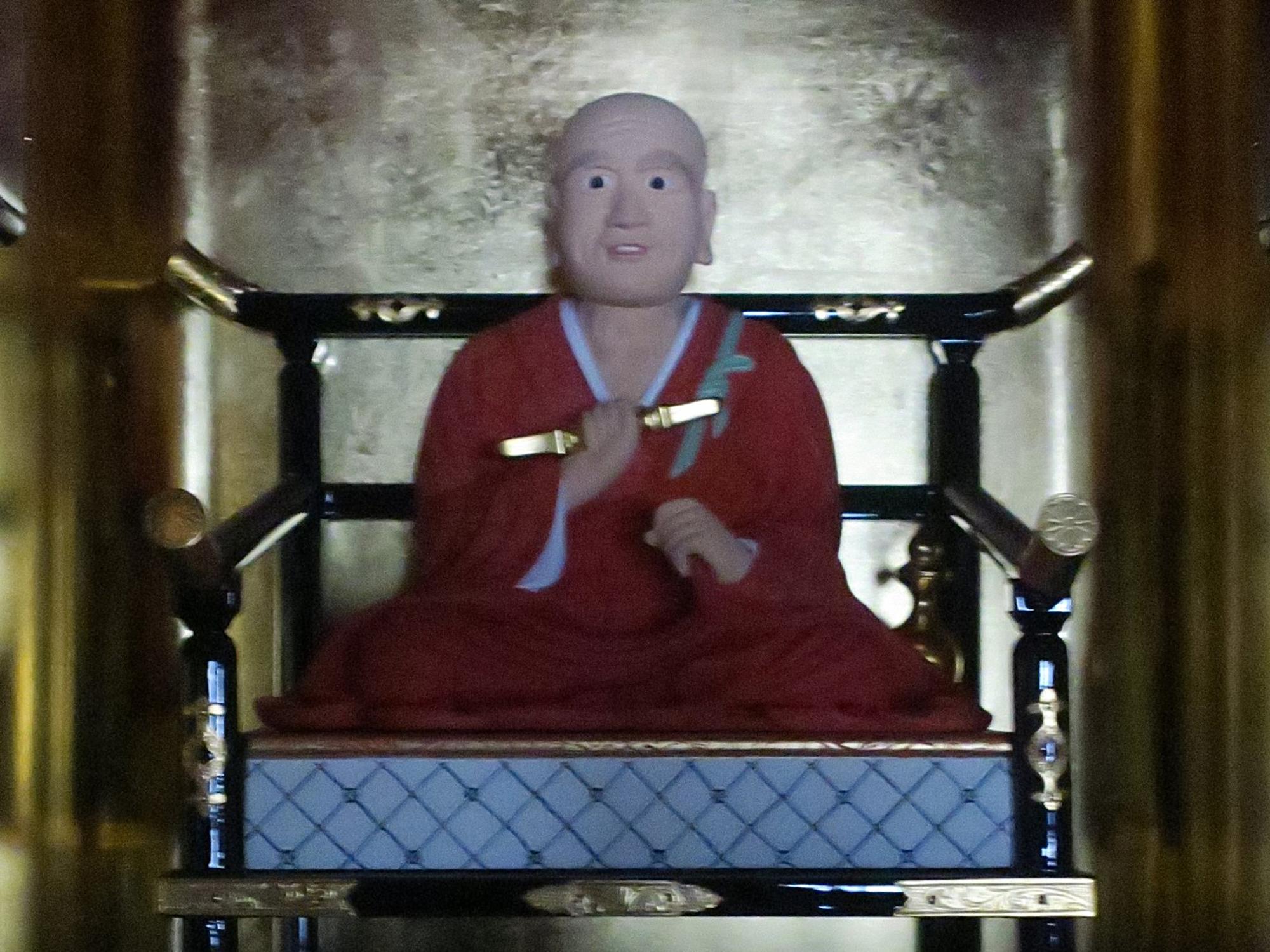 覚海上人の坐像