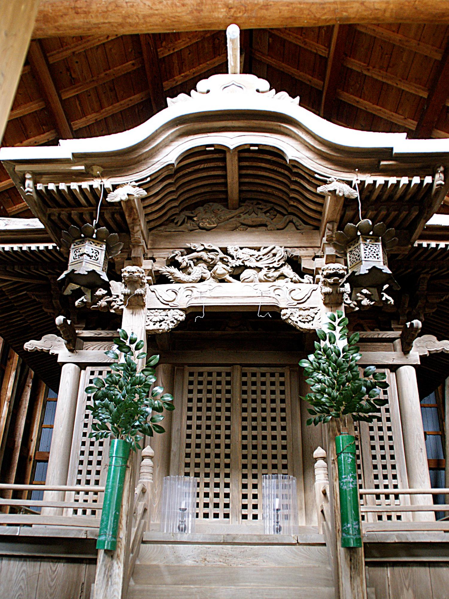 神社の細長い本殿