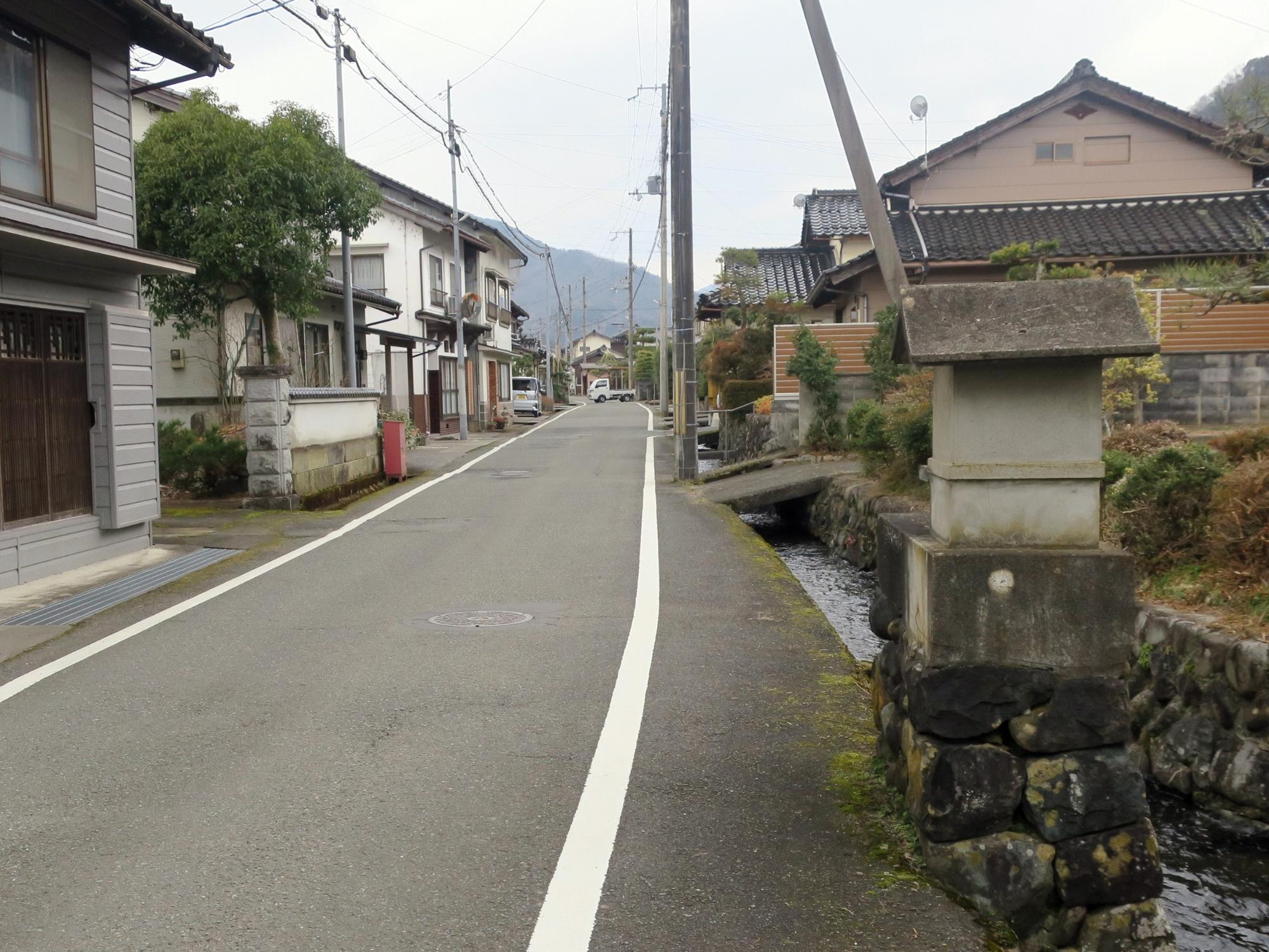 下八木にある愛宕社（東から）