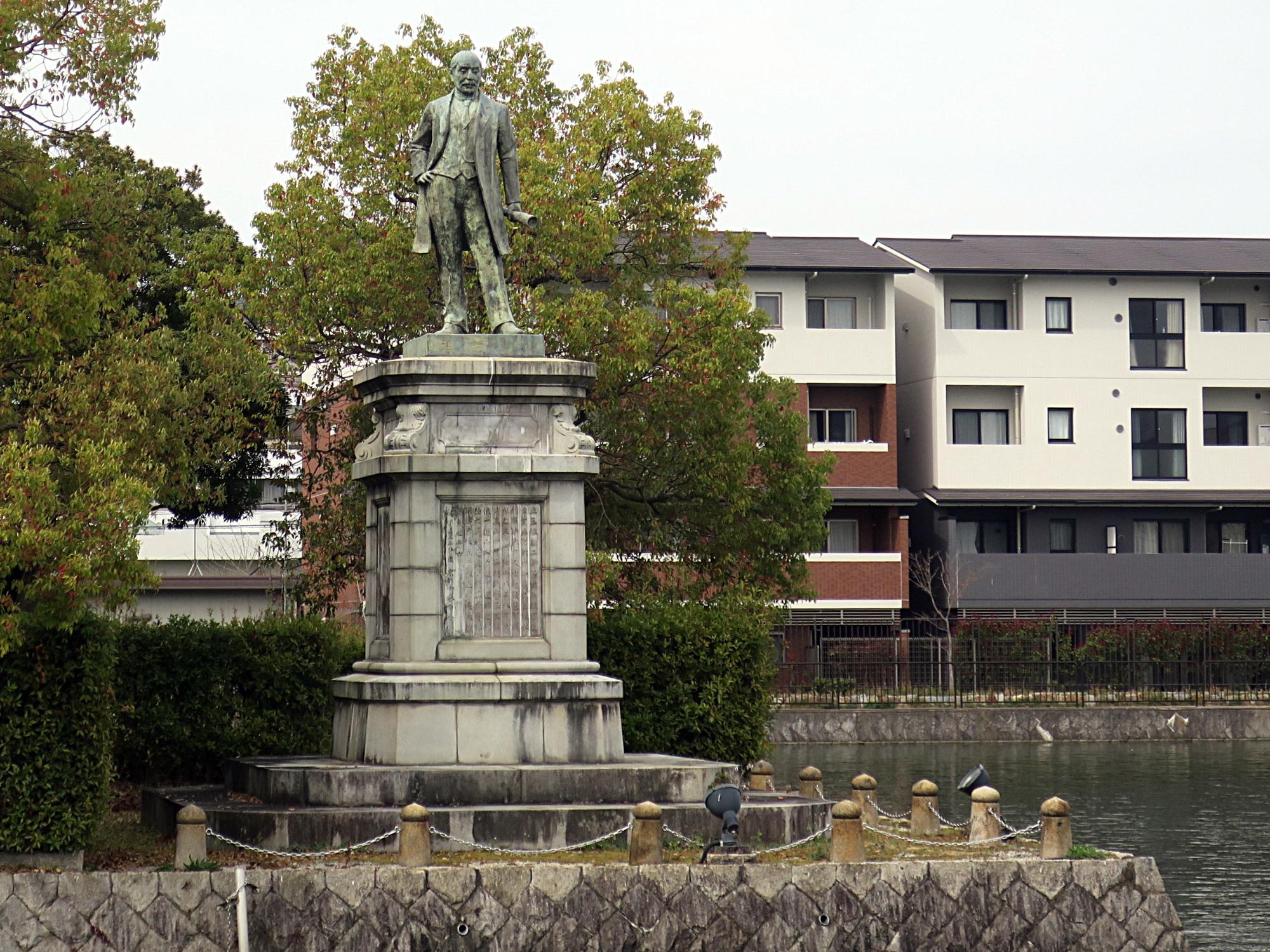 疏水に立つ北垣国道像