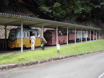 鉱山学習館前にある客車赤金号と機関車