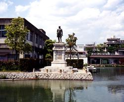 琵琶湖疎水に立つ北垣国通の銅像