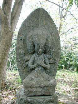 「三つ顔さん」の石像