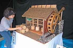 3組制作の「米つき水車小屋」