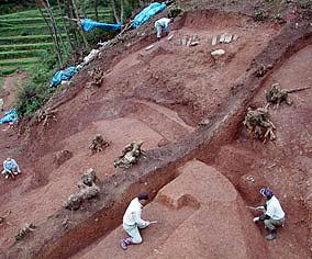 古墳の溝を発掘する