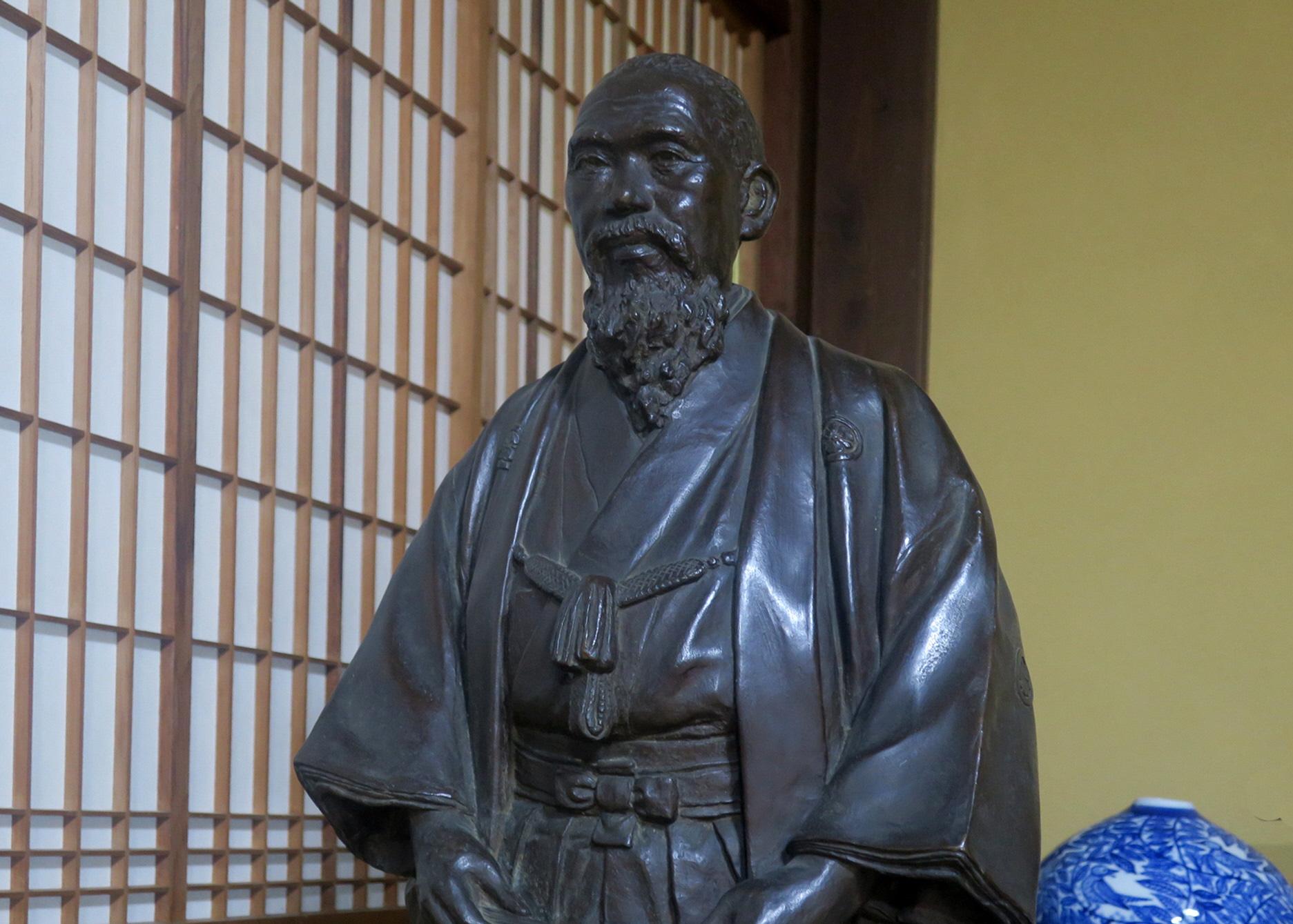 創立50周年記念の初代松田源治の銅像