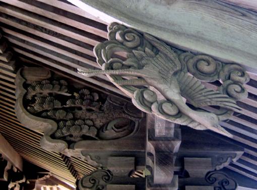 船山神社のコウノトリを思わせる彫刻