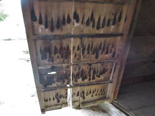 門人たちが残した蝋燭の痕