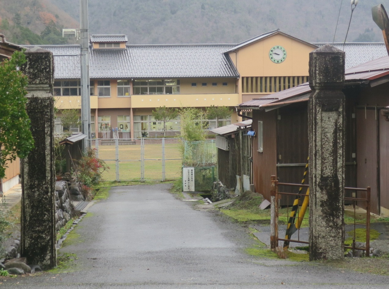 昭和4年の門柱と現在の校舎