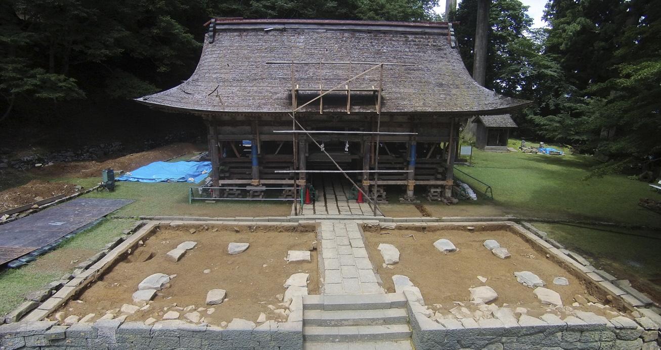 本殿近くまで曳屋で動いた拝殿と発掘調査で出てきた礎石