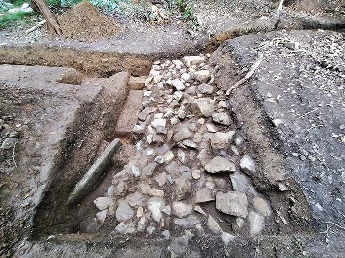 古墳に伴う石材の検出状況