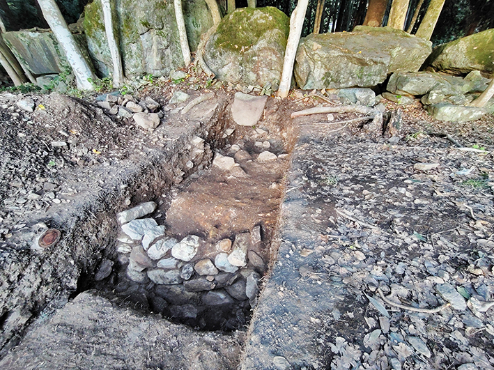 発見した墳丘内列石