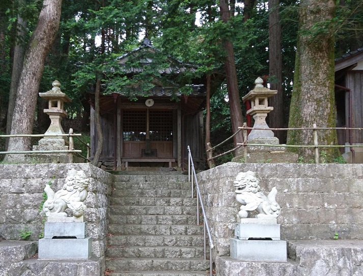 円山川を見下ろす柳神社
