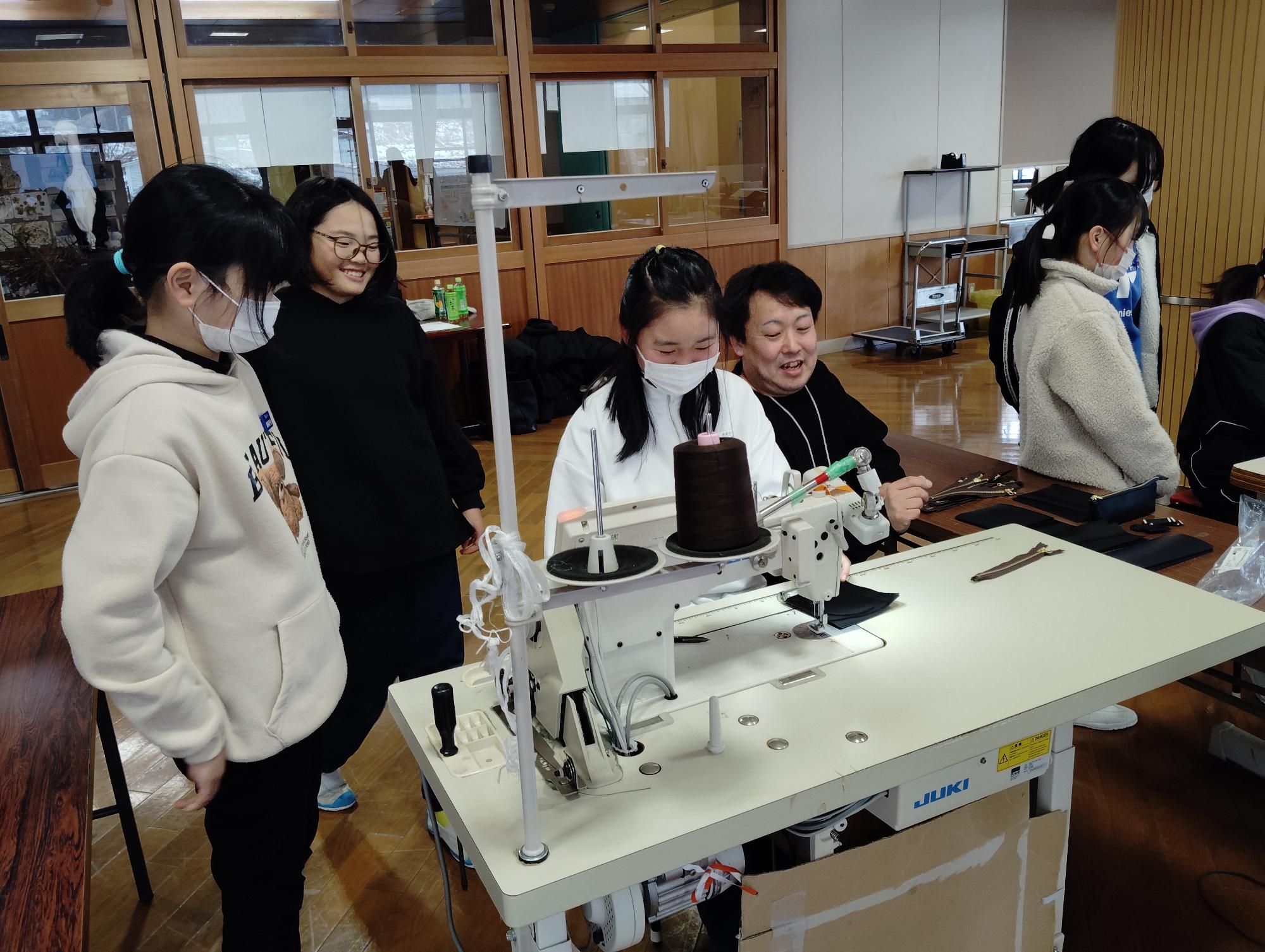 養父小学校でのワークショップの様子（1）