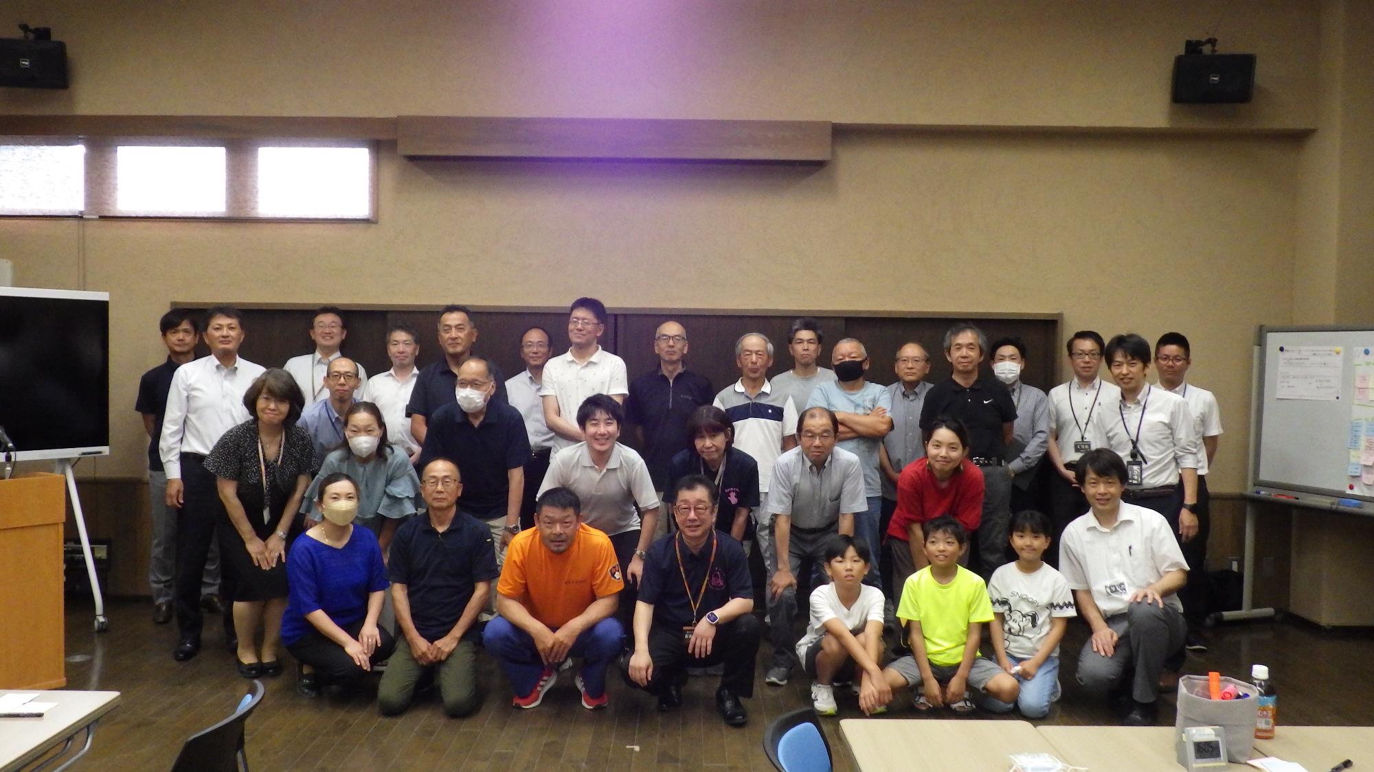 大屋会場での集合写真