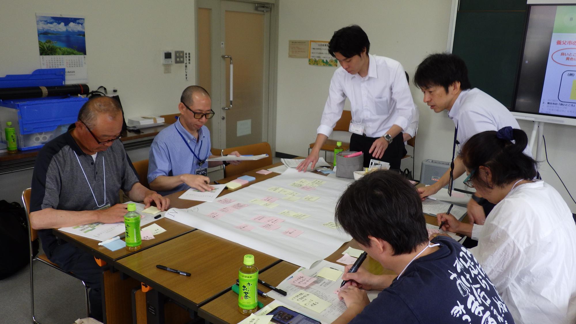 ワークショップでふせんに意見を書いている様子